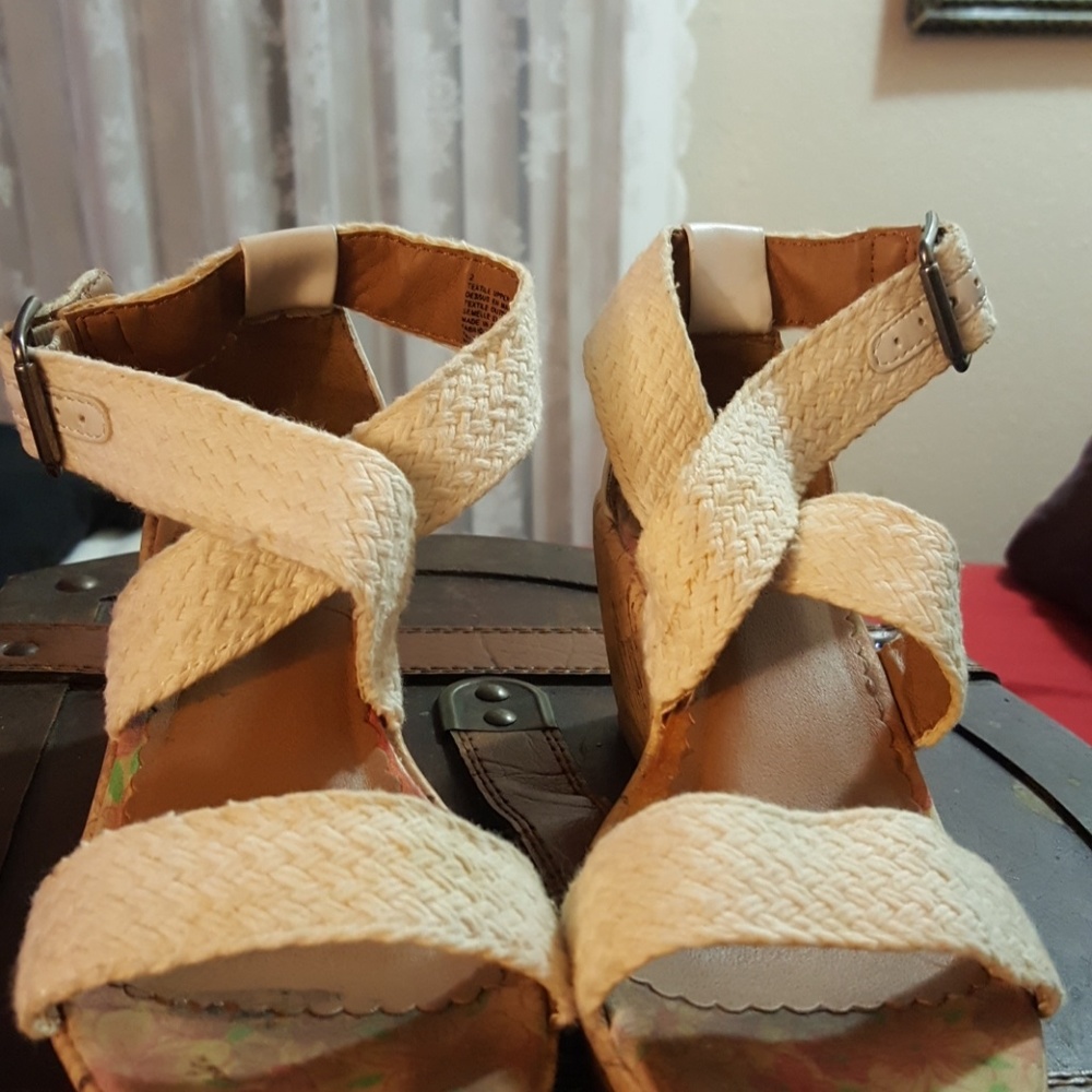 Girls wedges.